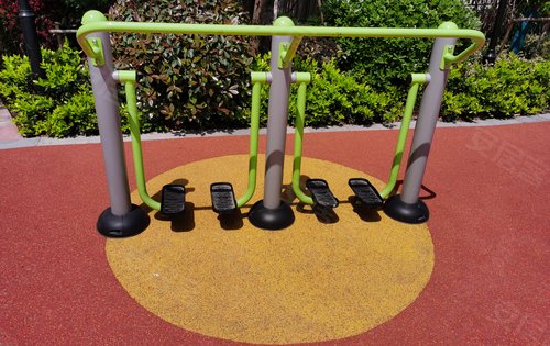 小區(qū)內(nèi)部公園內(nèi)康體設(shè)施齊備,有幼兒游樂(lè)區(qū),有小涼亭供住戶(hù)休息